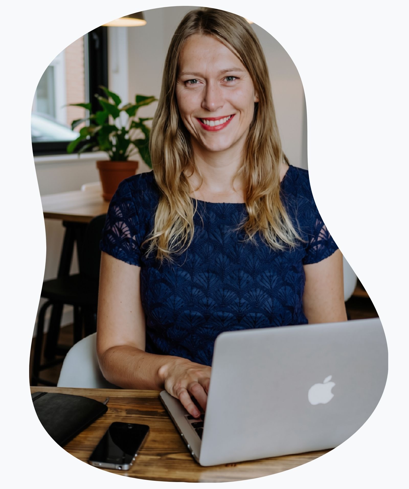 Ramona Becker unterstützt bei der technischen Umsetzung von Onlinekursen